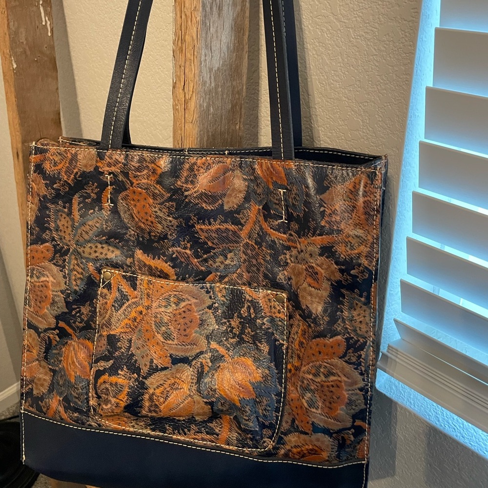 Patricia Nash Tote, Navy Toscano Floral Paisley. Excellent condition.